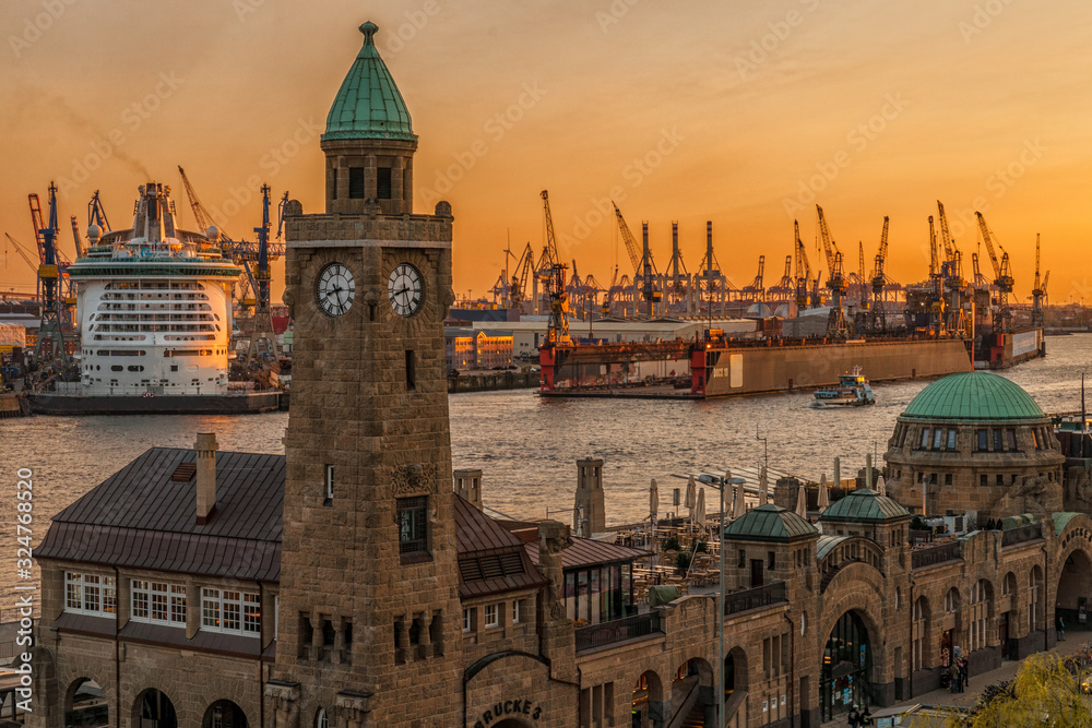 Die Landungsbrücken in Hamburg im Sonnenuntergang