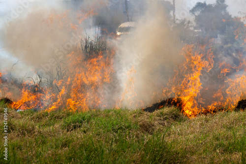 Big bushfire threatens homes