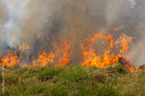 Big bushfire threatens homes © LeoncioJesus