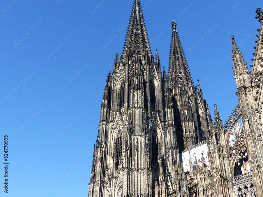 Seitliche Ansicht Türme Dom in Köln am Rhein