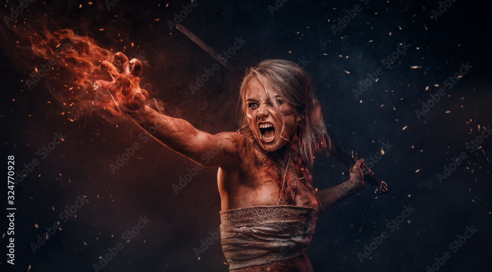 Naklejka premium Fantasy wojowniczka ubrana w szmatę poplamioną krwią i błotem w ogniu walki. Cosplayer jako Ciri z Wiedźmina