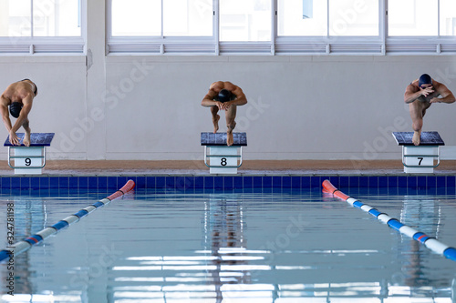 Fotografija Swimmers plunging in the pool