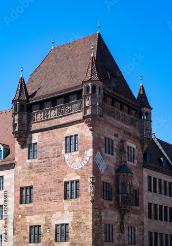Historische Gebäude mit Sonnenuhr in der Altstadt von Nürnberg/Deutschland 