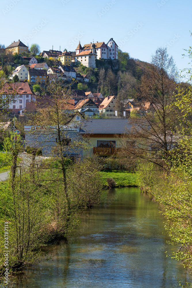 Obraz premium Der Bach Trubach und die Burg Egloffstein/Deutschland im Hintergrund
