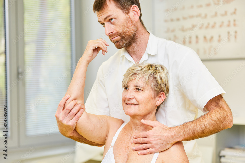 Fototapeta premium Heilpraktiker behandelt Patientin mit Myoreflextherapie