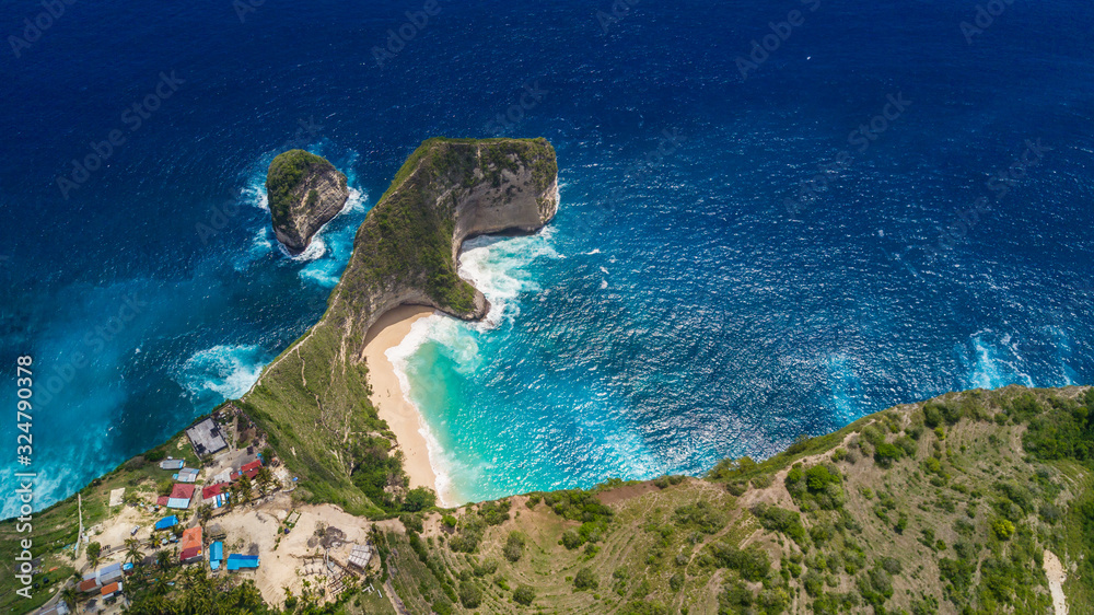 Φωτογραφία Aerial view of the tropical coast of the island of Nusa Penida, beach of Kelingk