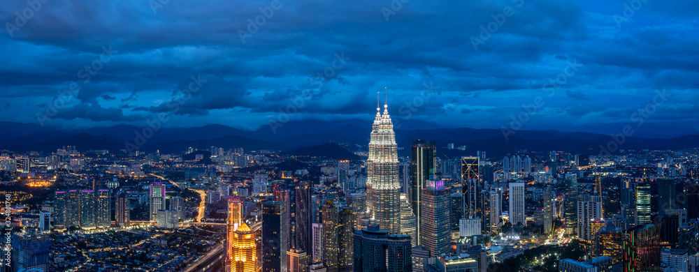 Obraz premium city skyline in kuala lumpur