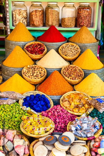 Fototapeta Zioła i przyprawy sprzedawane w sklepie na sukach Marrakeszu, Maroko