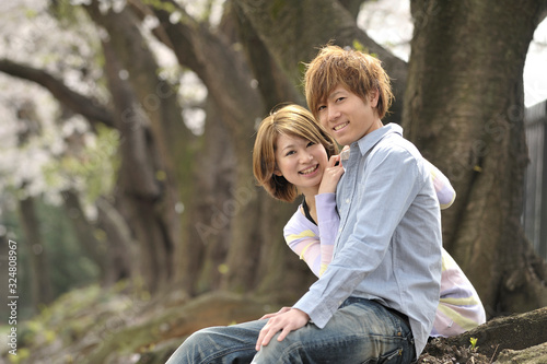桜の咲く公園でデートするカップル © ＭＯＭＯＴＡＲＯＵ