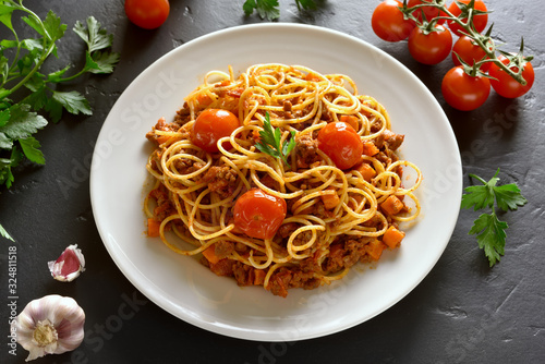 Spaghetti with minced meat and cherry tomatoes
