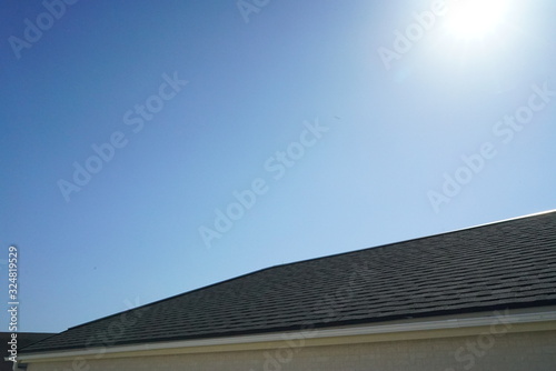 新築住宅 スレート瓦の屋根と青空
