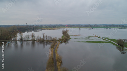 Wiesen stehen vom Dauerregen unter Wasser