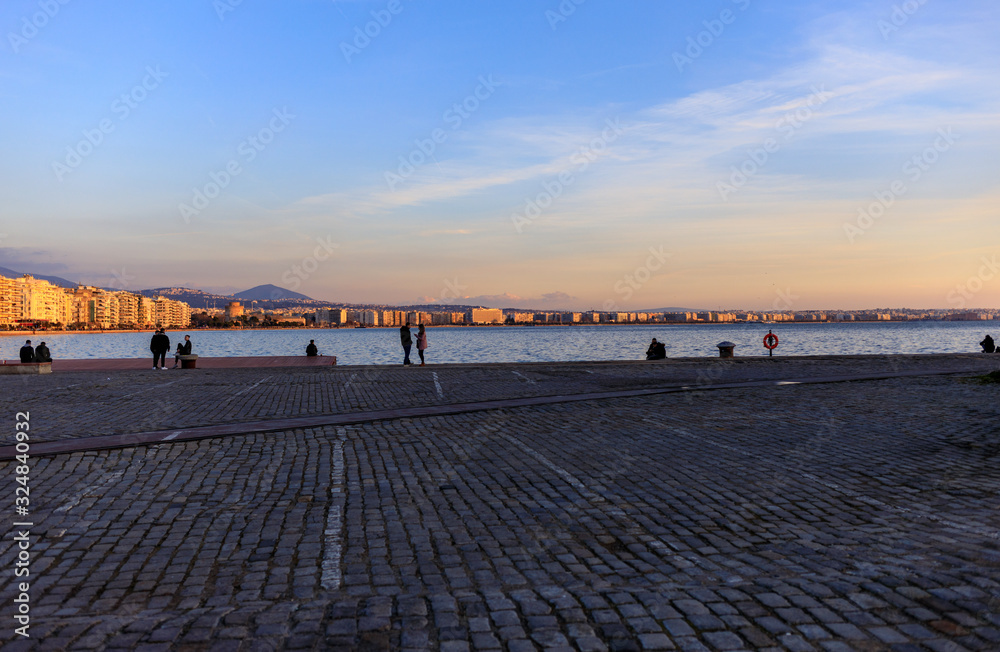 Obraz premium seafront in thessaloniki at sunset