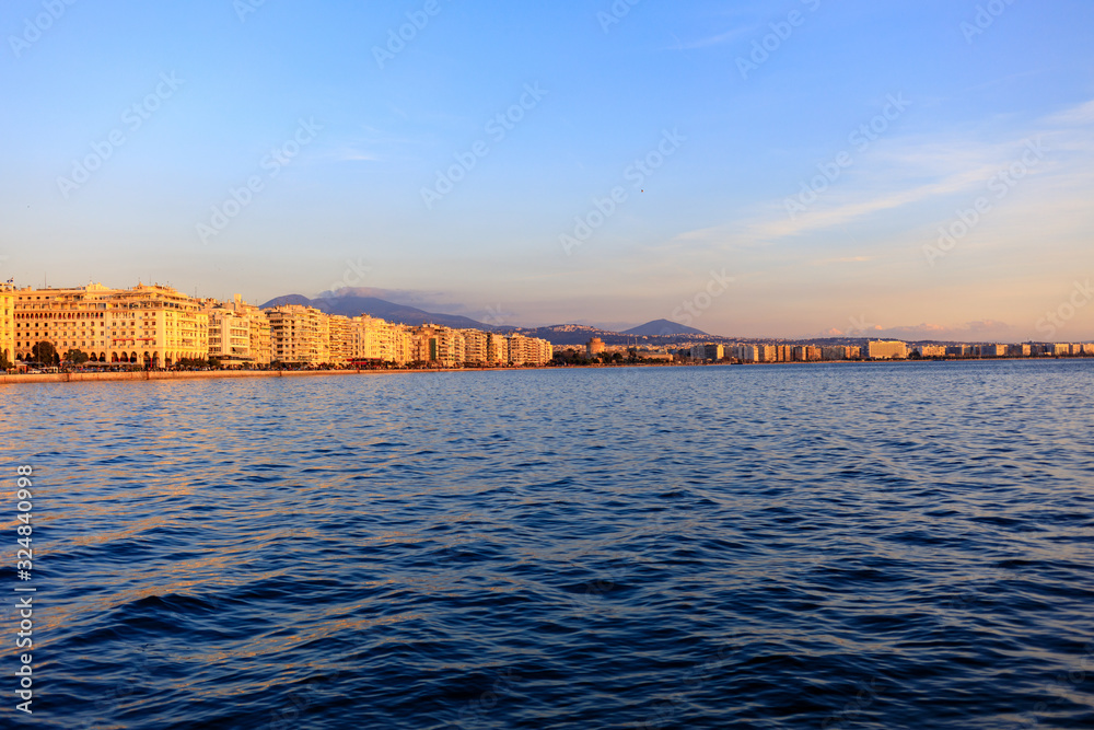 Obraz premium seafront in thessaloniki at sunset