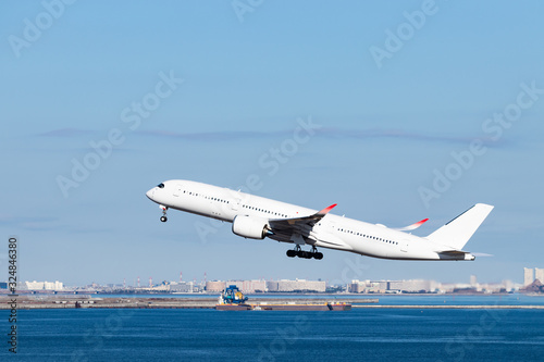 青空を背景に羽田空港を離陸する飛行機