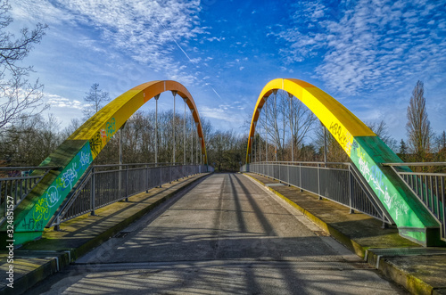 Bunte Bogenbrücke über die Ruhraue zwischen Duisburg und Mülheim