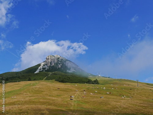 la cima del Corno Bianco nelle dolomiti italiane in una giornata estiva