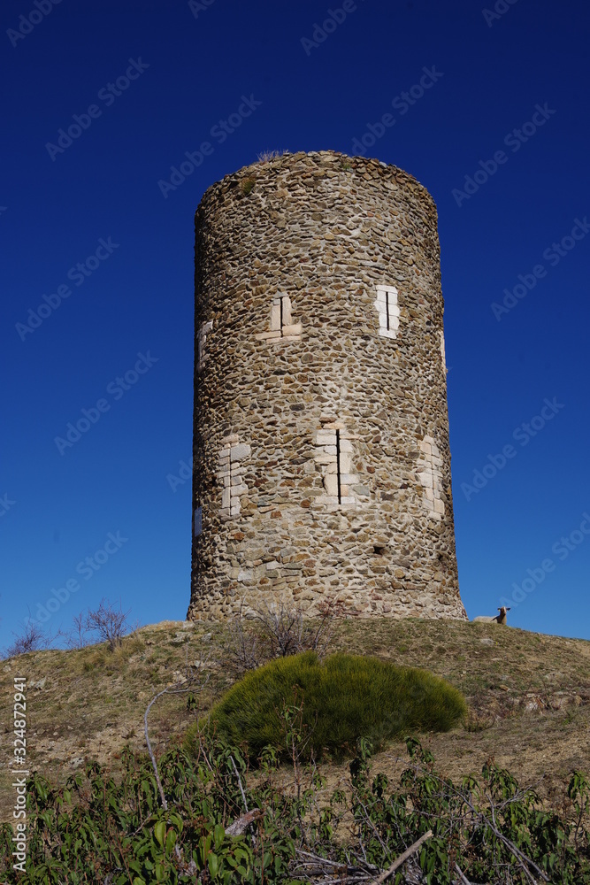 Naklejka premium Tour de guet de goa du moyen âge et montagne en neige du canigou au printemps