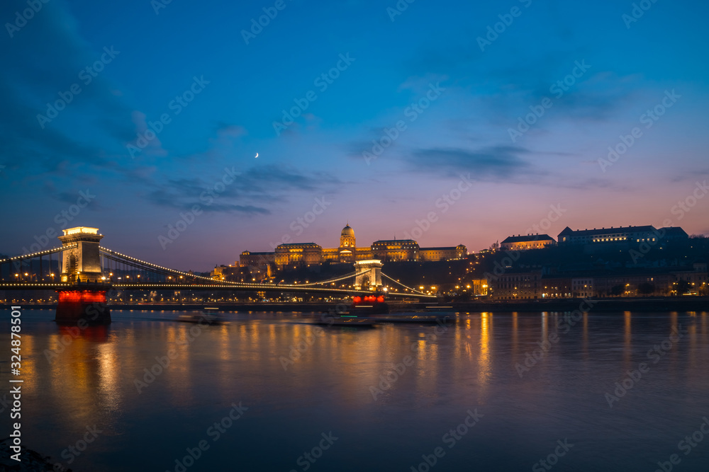 Naklejka premium Szechenyi Chain Bridge over the River Danube at night in Budapest