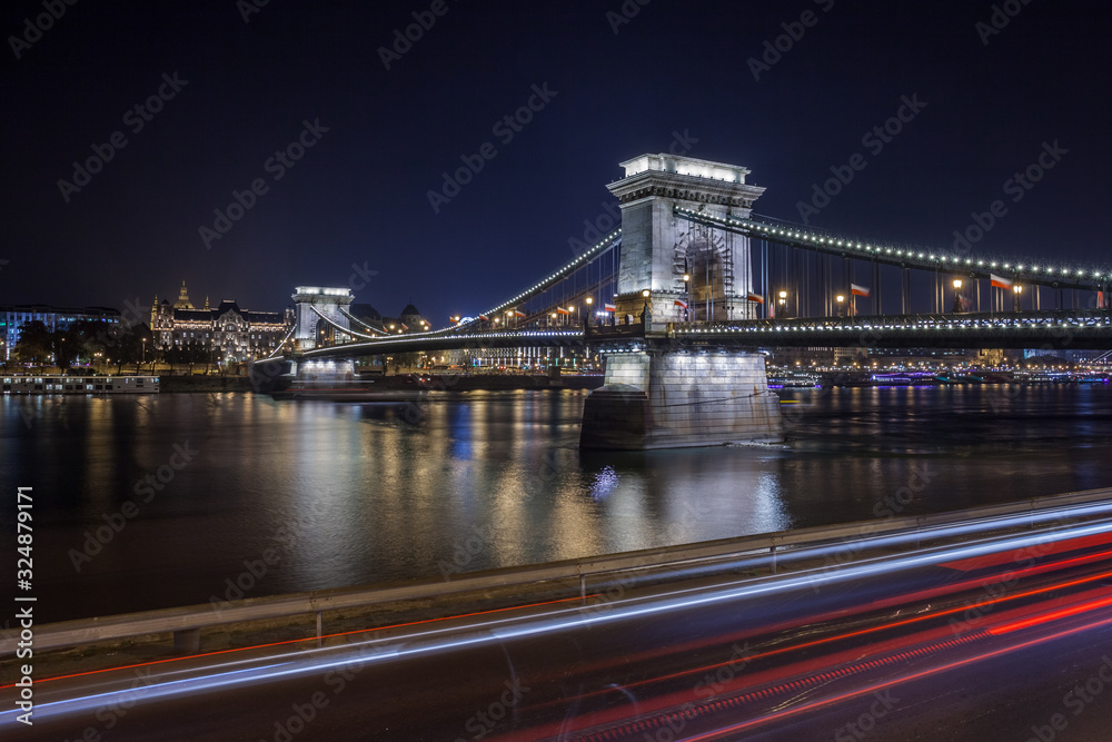 Fototapeta premium Szechenyi Chain Bridge on the Danube river at night. Budapest, Hungary.