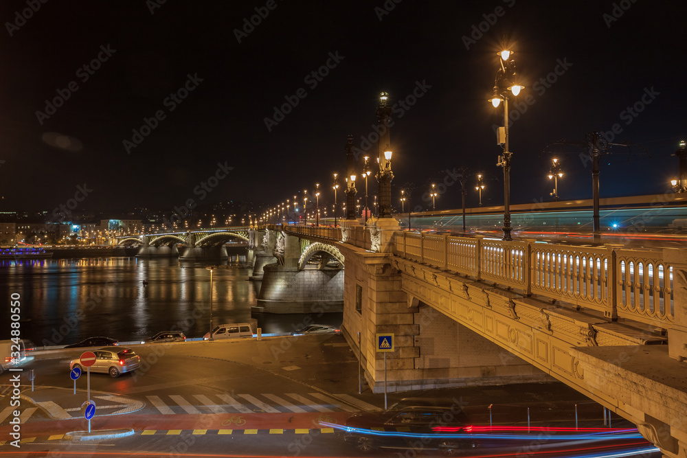 Obraz premium View of Margaret Bridge illuminated at night in Budapest, Hungary