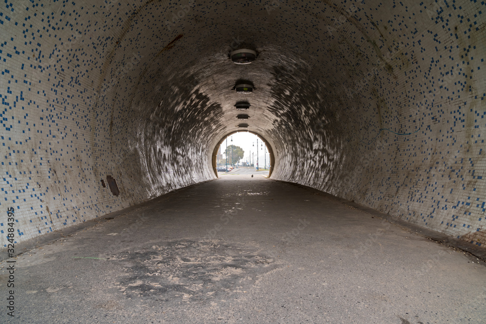 Fototapeta premium Arche under the Chain bridge in Budapest, Hungary