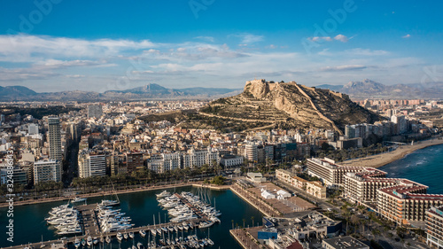 Foto Cityscape of Alicante and Santa Barbara castle