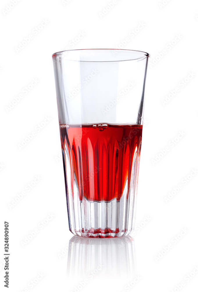 italinischener Bitterlikör im Glas isoliert auf weiß italinischener Bitterlikör im Glas isoliert auf weiß