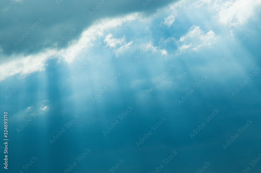 雲間から差し込む光芒 雲間から差し込む光芒