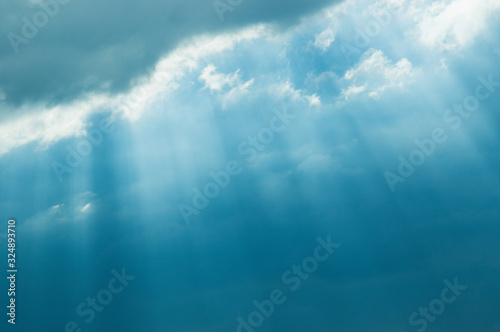 雲間から差し込む光芒 © maco