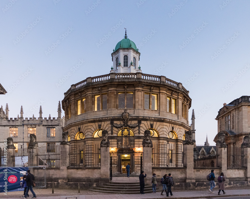 Obraz premium OXFORD, ENGLAND - March 28, 2019: An image of the Sheldonian Theatre during sunset in Oxford, UK
