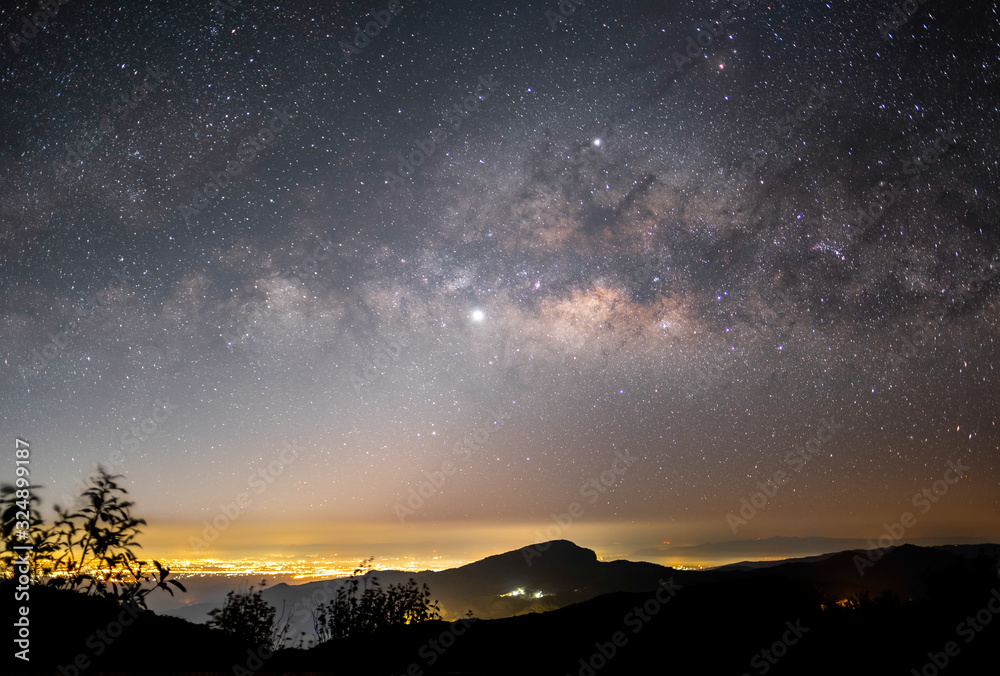 The stars and the milky way in the night sky are very beautiful.