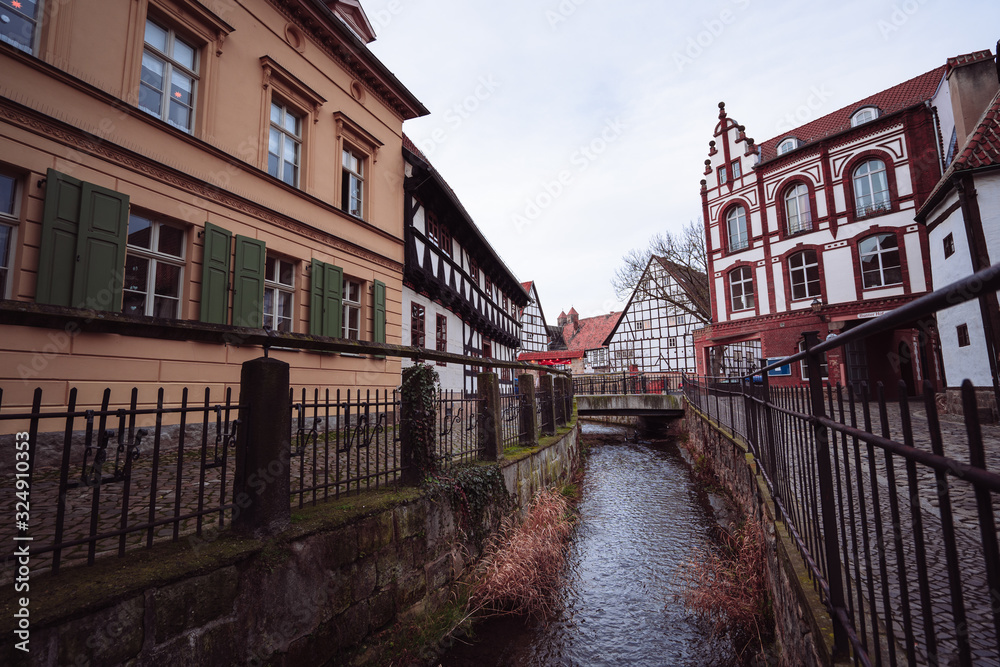 Kanal durch deutsche Stadt