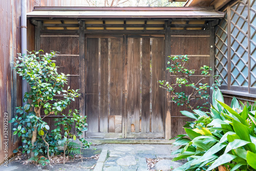 伝統がある木造の日本家屋の門 photo