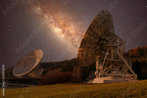 Fotografía Große Parabolantenne mit Milchstraße