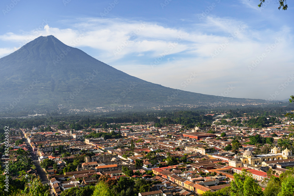 Vista panoramica de la ciudad de Antigua Guatemala con su impresionante volcán de Agua al fondo.