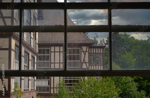 Blick durch die trüben Fenster der Sophienheilstätte (Lost Place)