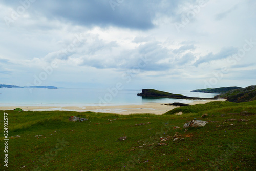 Blick über Oldshoremore beach, Bucht mit Sandstrand im Norden von Schottland photo