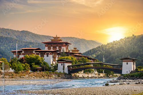 Fototapeta The famous Punakha Dzong in Bhutan