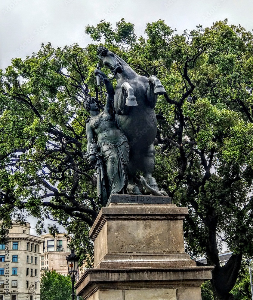 WISDOM STATUE AT PLAZA CATALUÑA