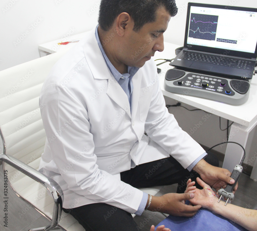 Foto de medico neurologo especialista haciendo estudio de nervios y ...