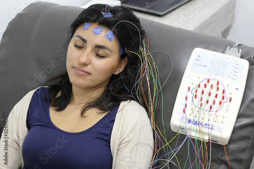 Mujer en proceso de estudio de electroencefalograma photo