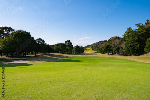 快晴のゴルフ場。青空の緑色の芝がキレイなゴルフコース。