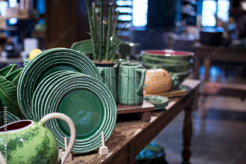 Ταπετσαρία White ceramic plates on a shelf in a store.