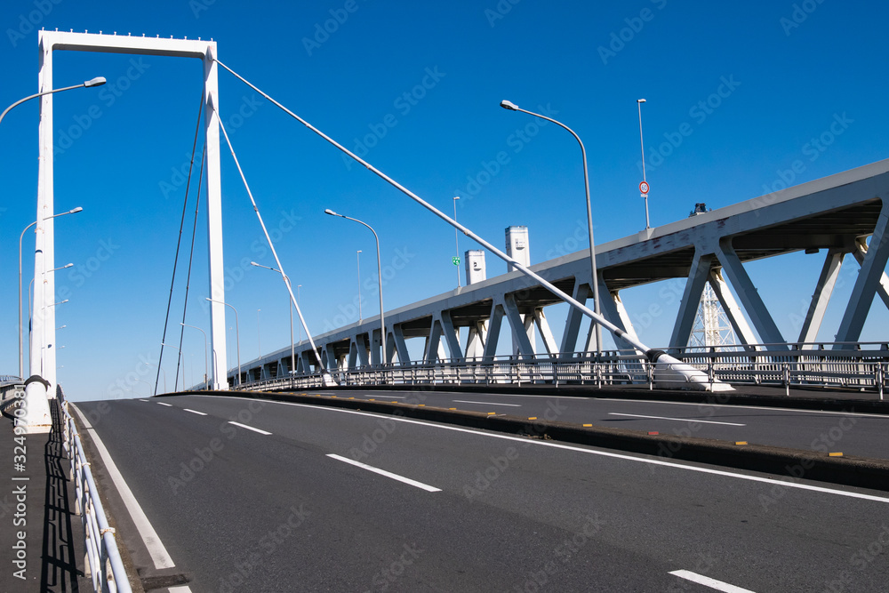 青空の大黒大橋。大黒大橋は、神奈川県横浜市鶴見区の大黒町と大黒埠頭の間に架かる橋。