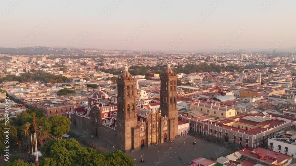 Catedral de Puebla al atardecer en el centro de la ciudad de puebla, Mexico Catedral de Puebla al atardecer en el centro de la ciudad de puebla, Mexico