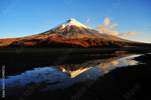 Volcán cotopaxi en el ecuador, sud america photo