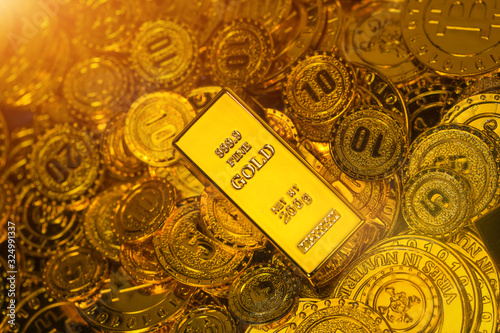 Wallpaper Mural Gold bars in gold coins Torontodigital.ca