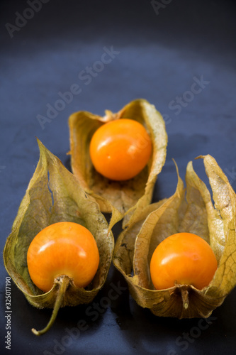 physalis, klein, rund und orangefarnen, dekoration nicht nur für gebäck und eisbecher photo