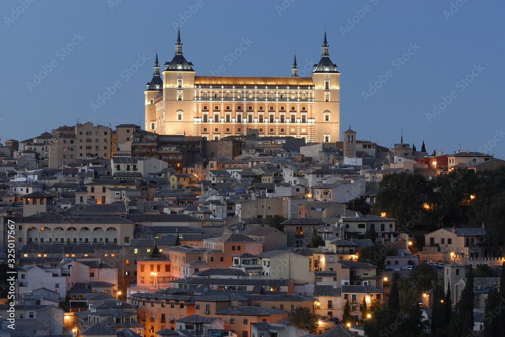 Vista nocturna de la ciudad española de Toledo y su alcázar, Patrimonio de la Humanidad